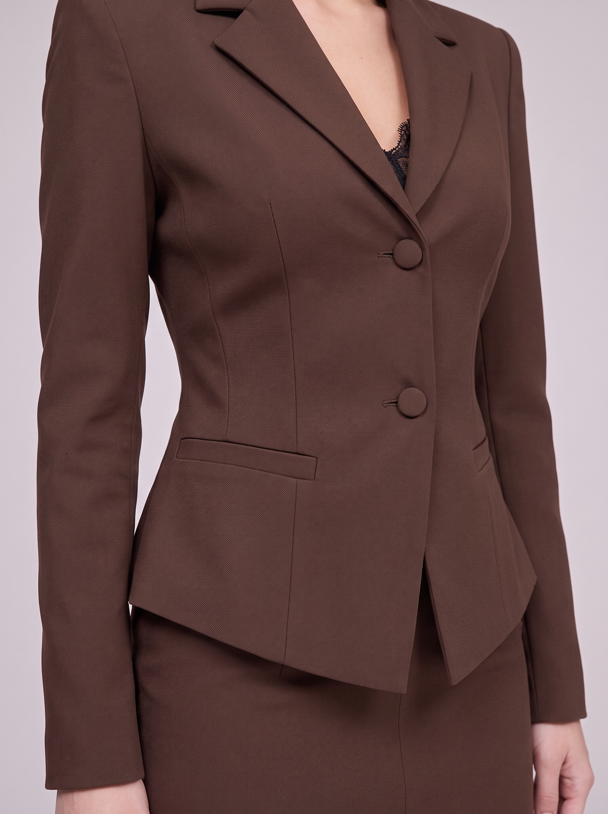 Delphine detail revers, knopen en getailleerde taille