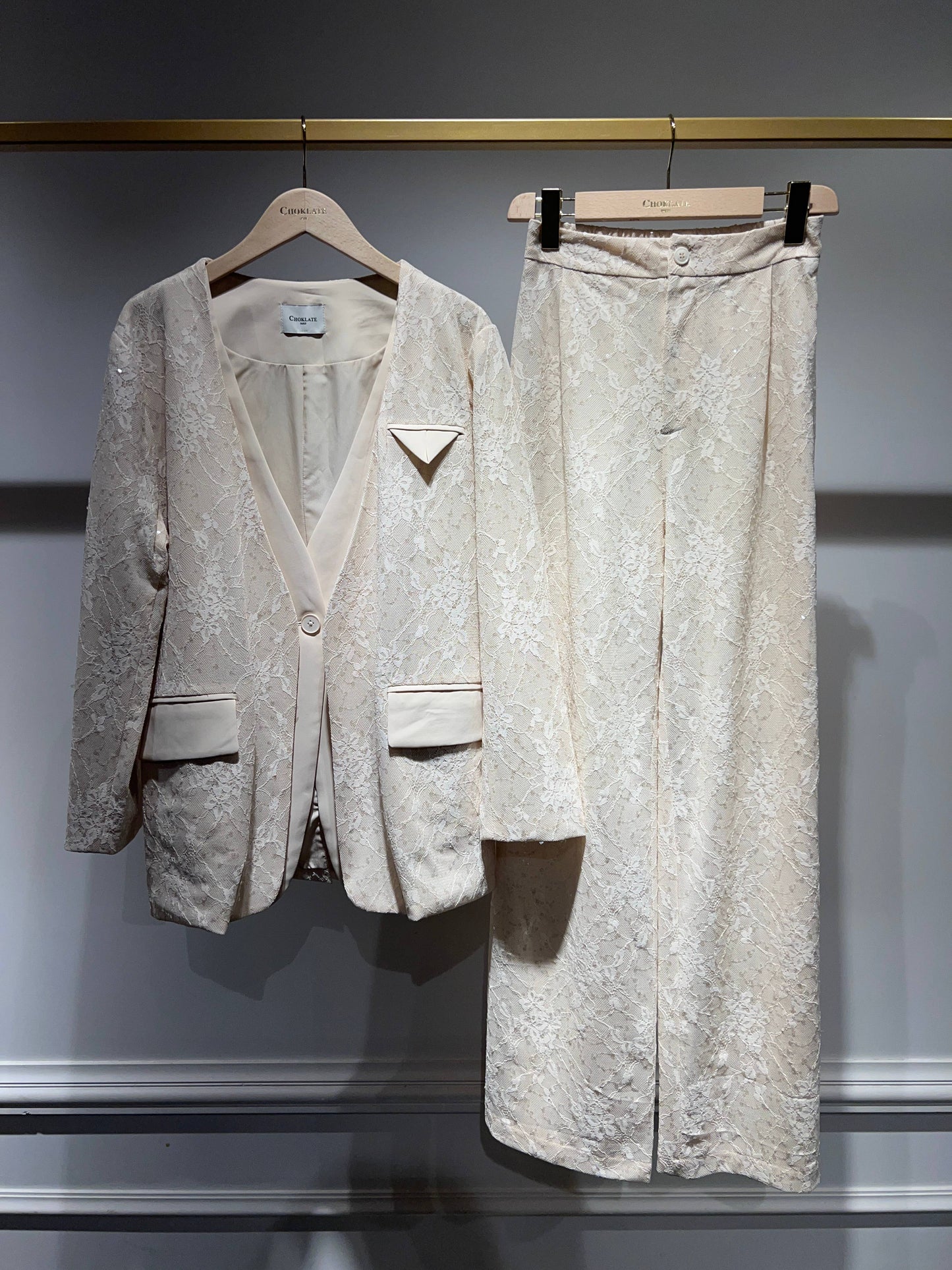 Broekpak van kant met micro-pailletten