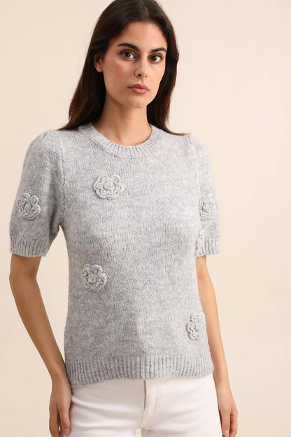 Gebreide trui met bloemen