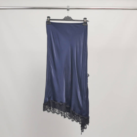 Satijnen rok met split en asymmetrisch kant MF93789: Bleu Marine