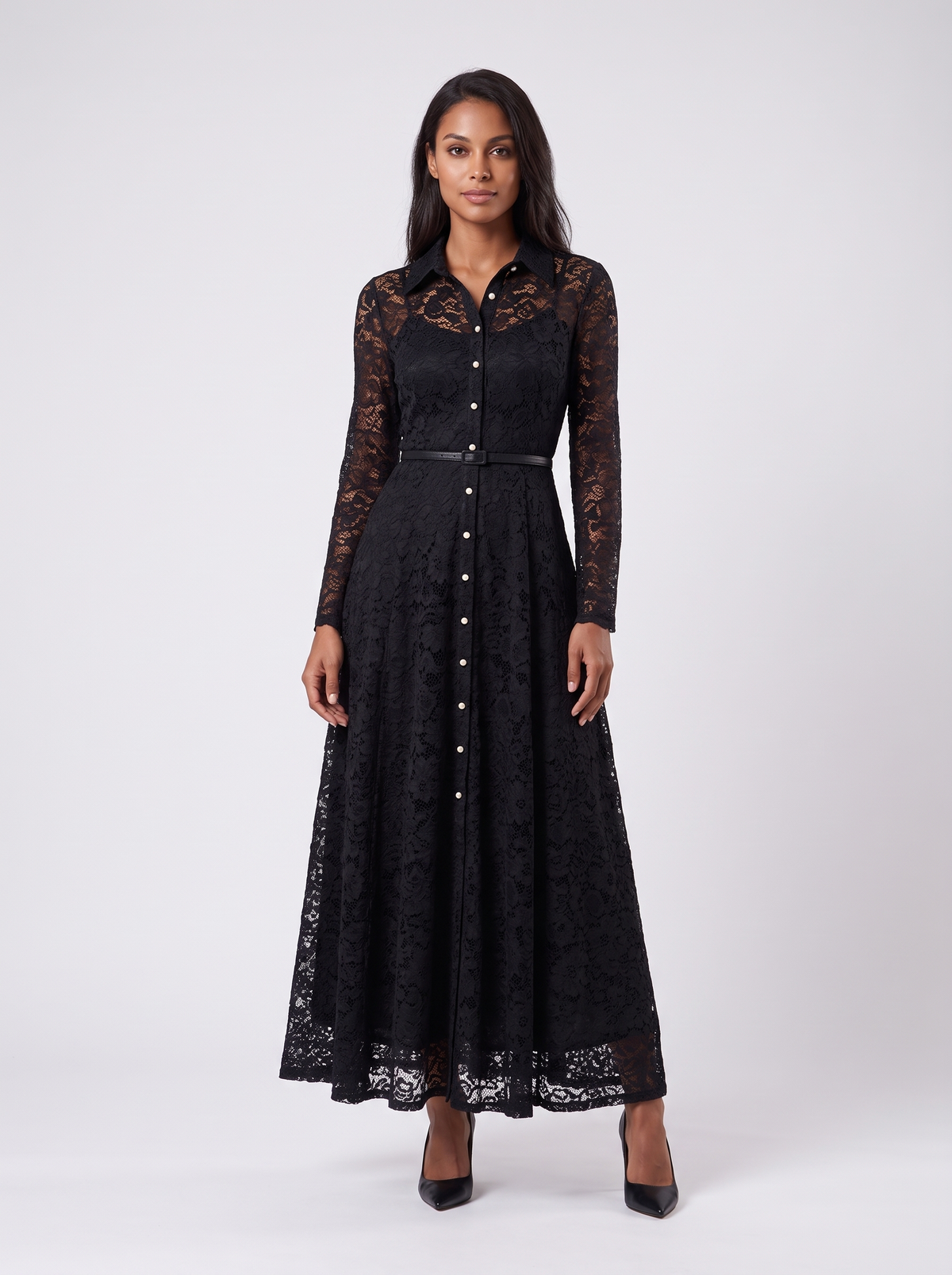 Séraphine zwarte kanten maxi-jurk, gedragen door model, vooraanzicht