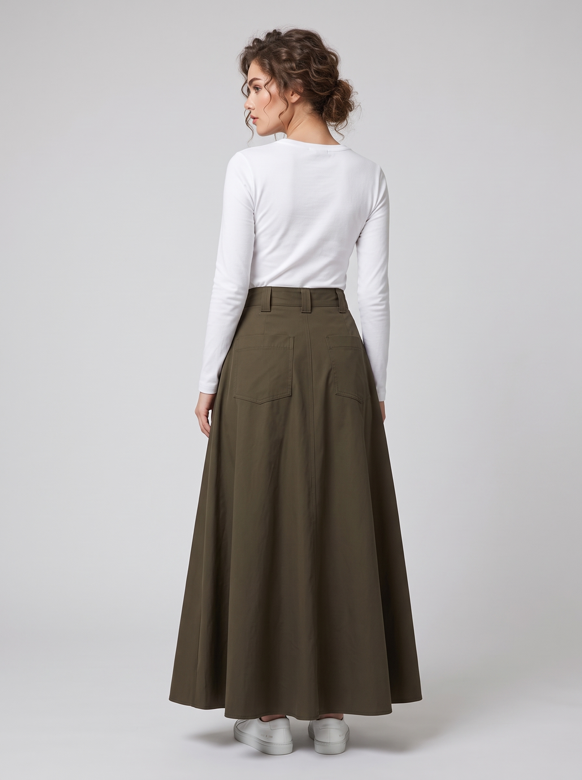 Maëlle kaki maxi-rok gedragen