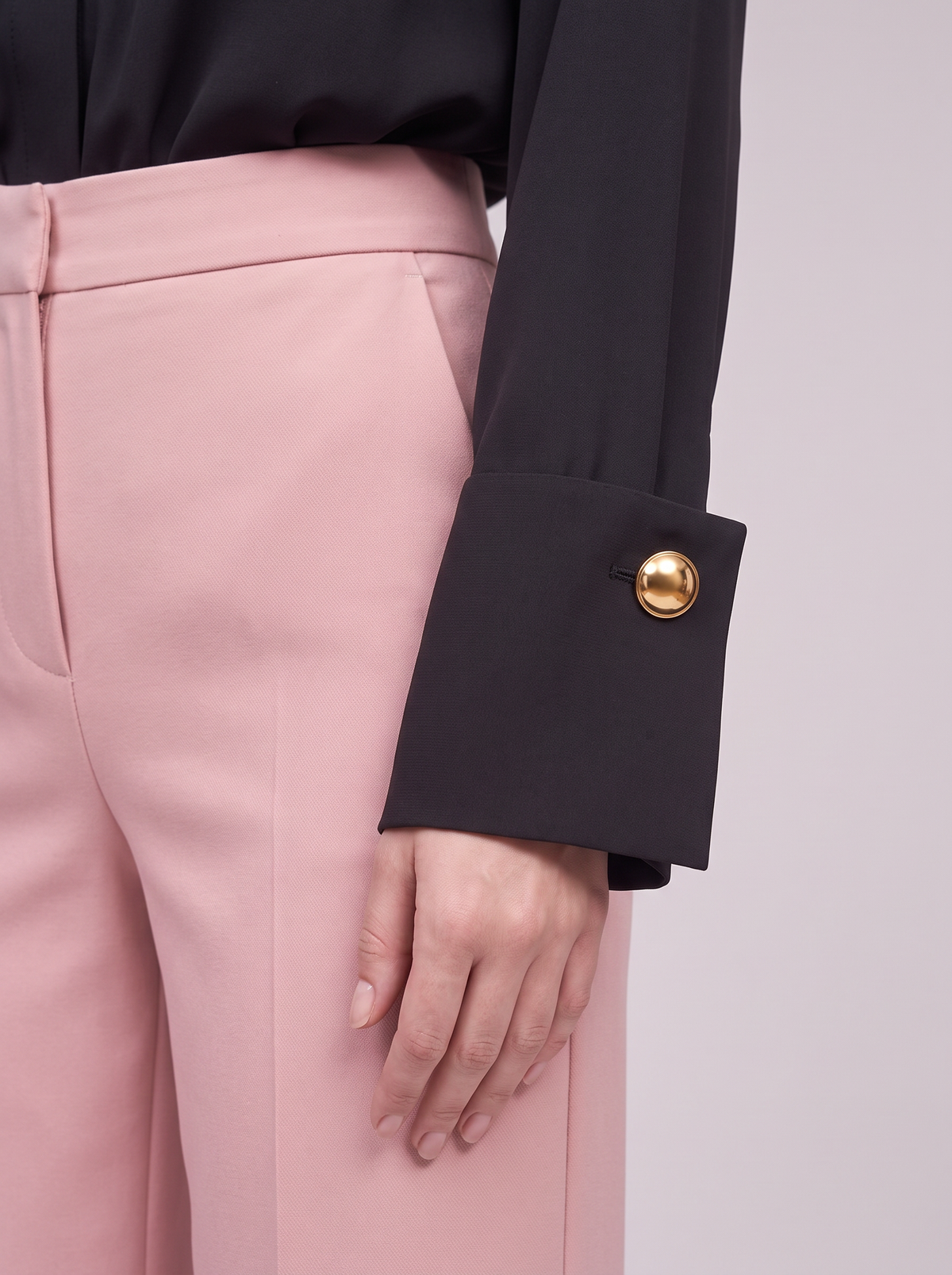 Ophélie detail brede manchet met gouden knoop