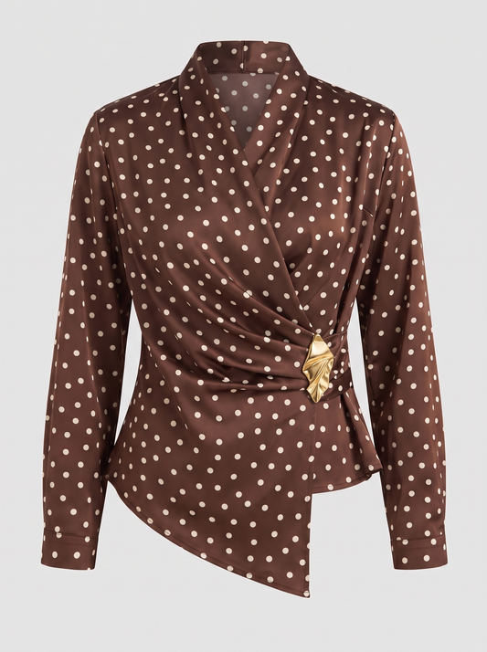 Lisette bruine wikkelblouse met stippen en gouden broche, hoofdfoto ghost mannequin