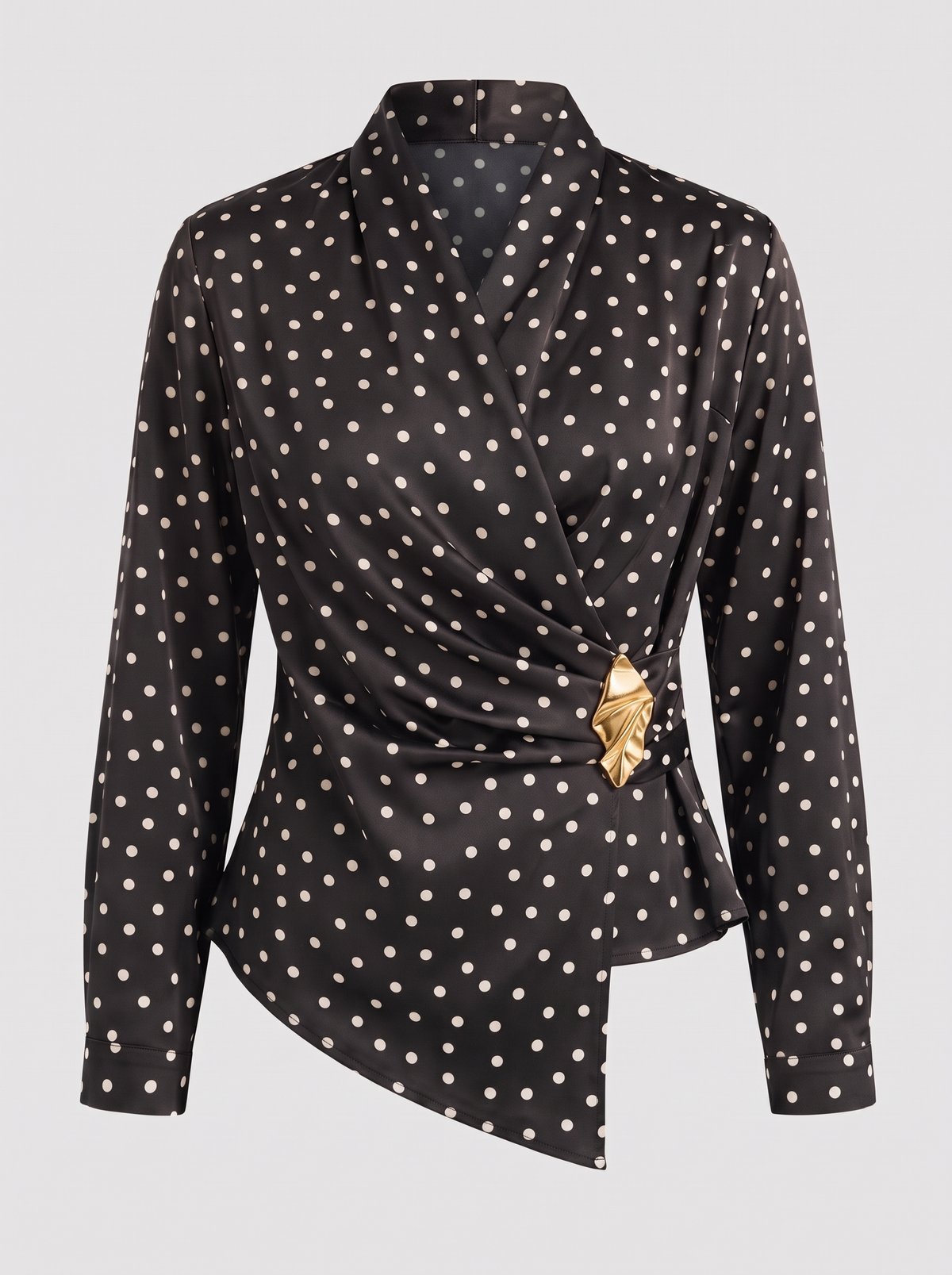 Lisette zwarte wikkelblouse met witte stippen en gouden broche, hoofdfoto ghost mannequin