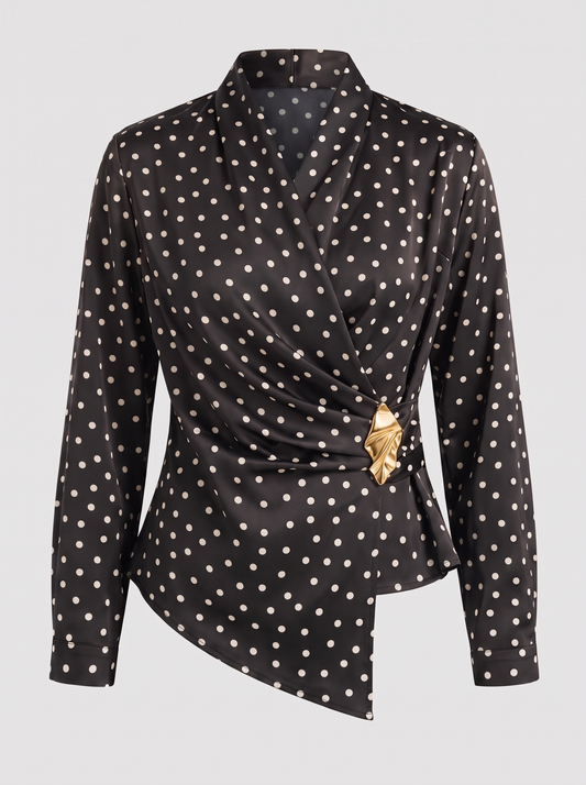 Lisette zwarte wikkelblouse met witte stippen en gouden broche, hoofdfoto ghost mannequin